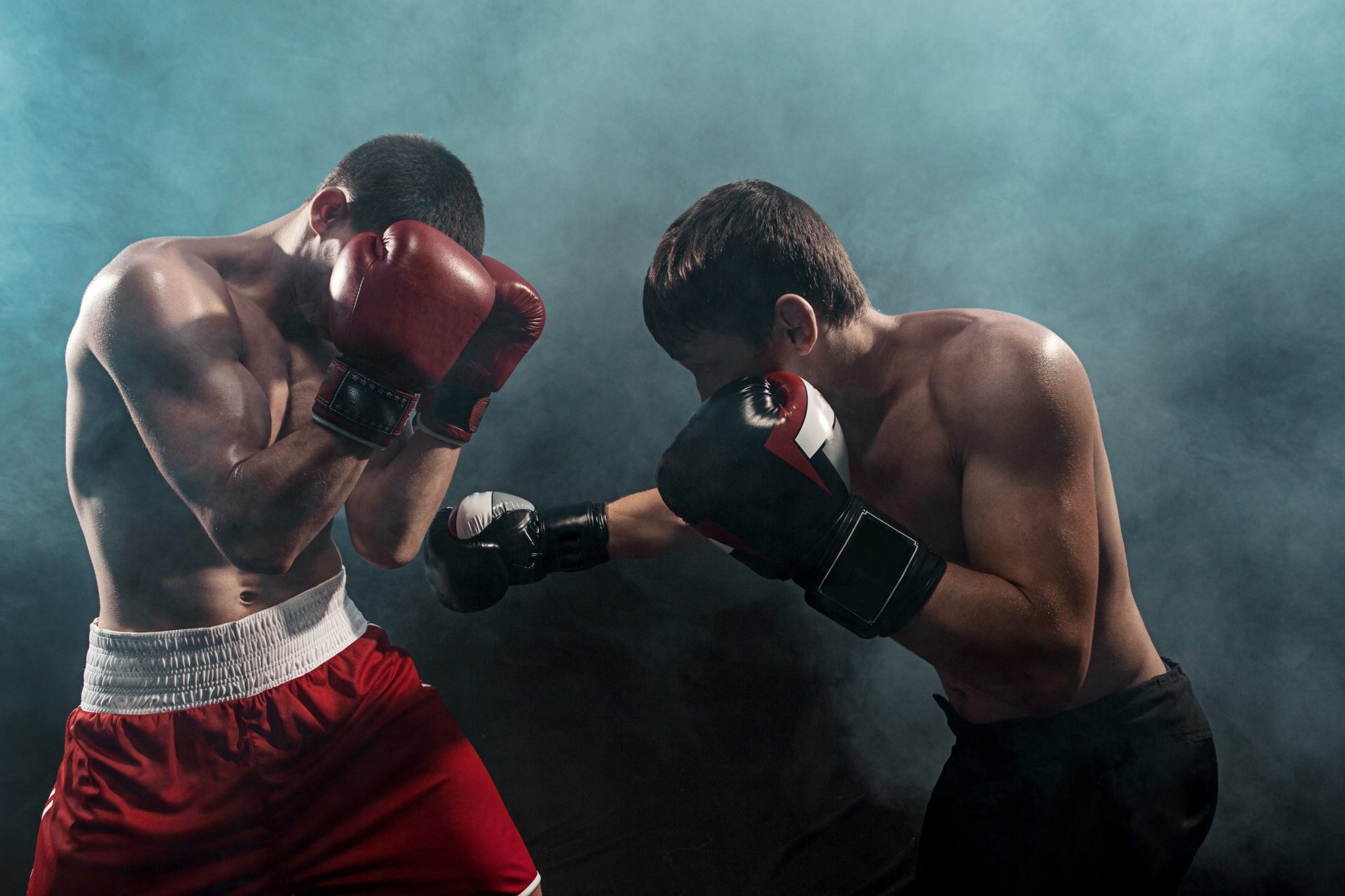 Dos boxeadores en sparring entre humo
